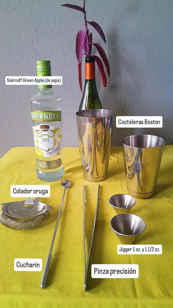 Set de Coctelería (coctelera Boston: tin y mini tin, Cucharin, Pinza quirurgica, Jigger de 1 oz y 1 1/2oz., Colador Oruga y una botella de vodka Smirnoff Green Apple)