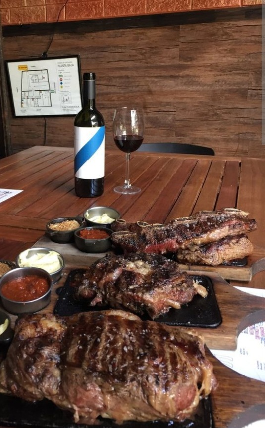 5 kg de asado más un vino.
