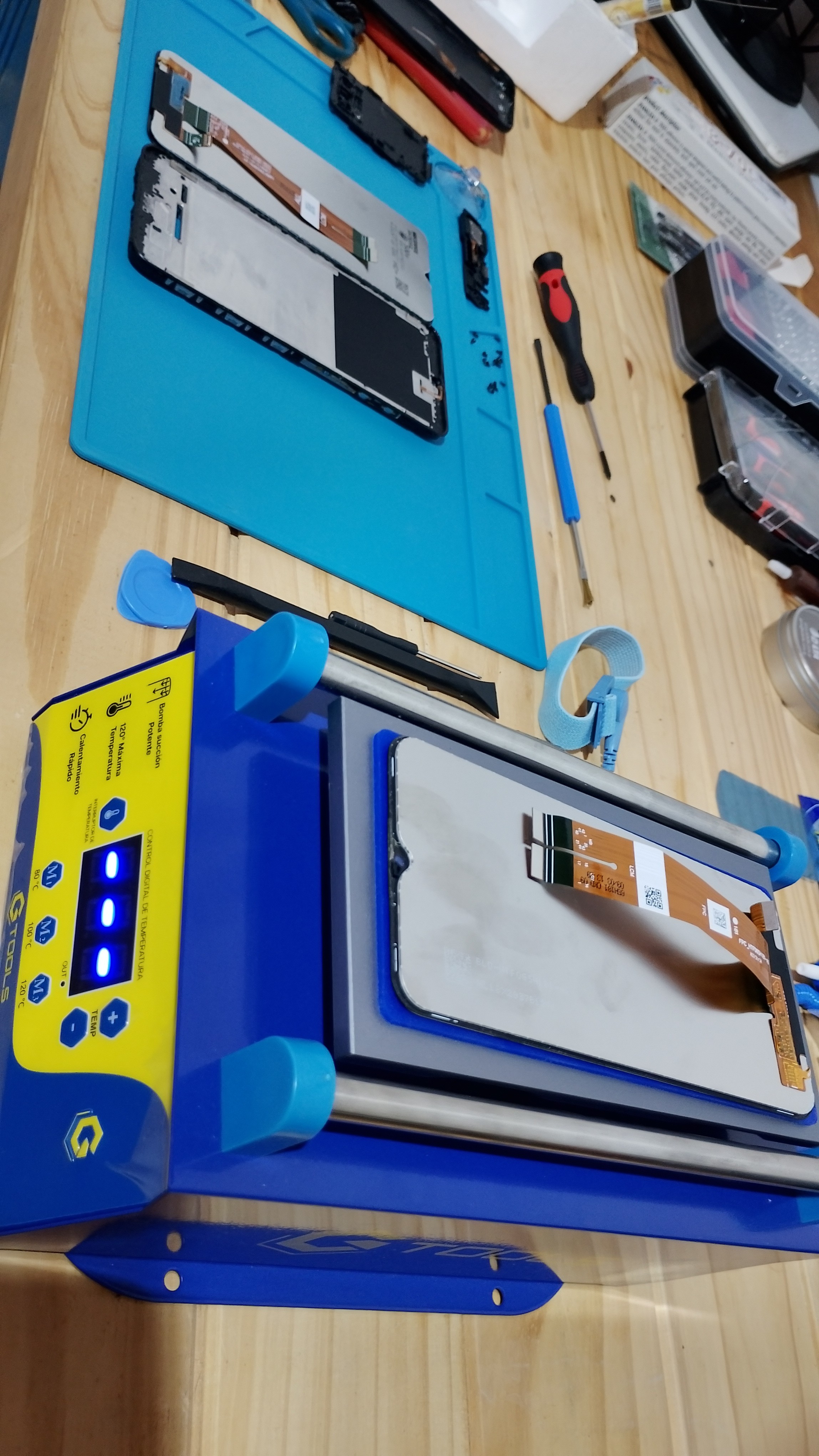 Kit de herramientas para reparación electrónica.