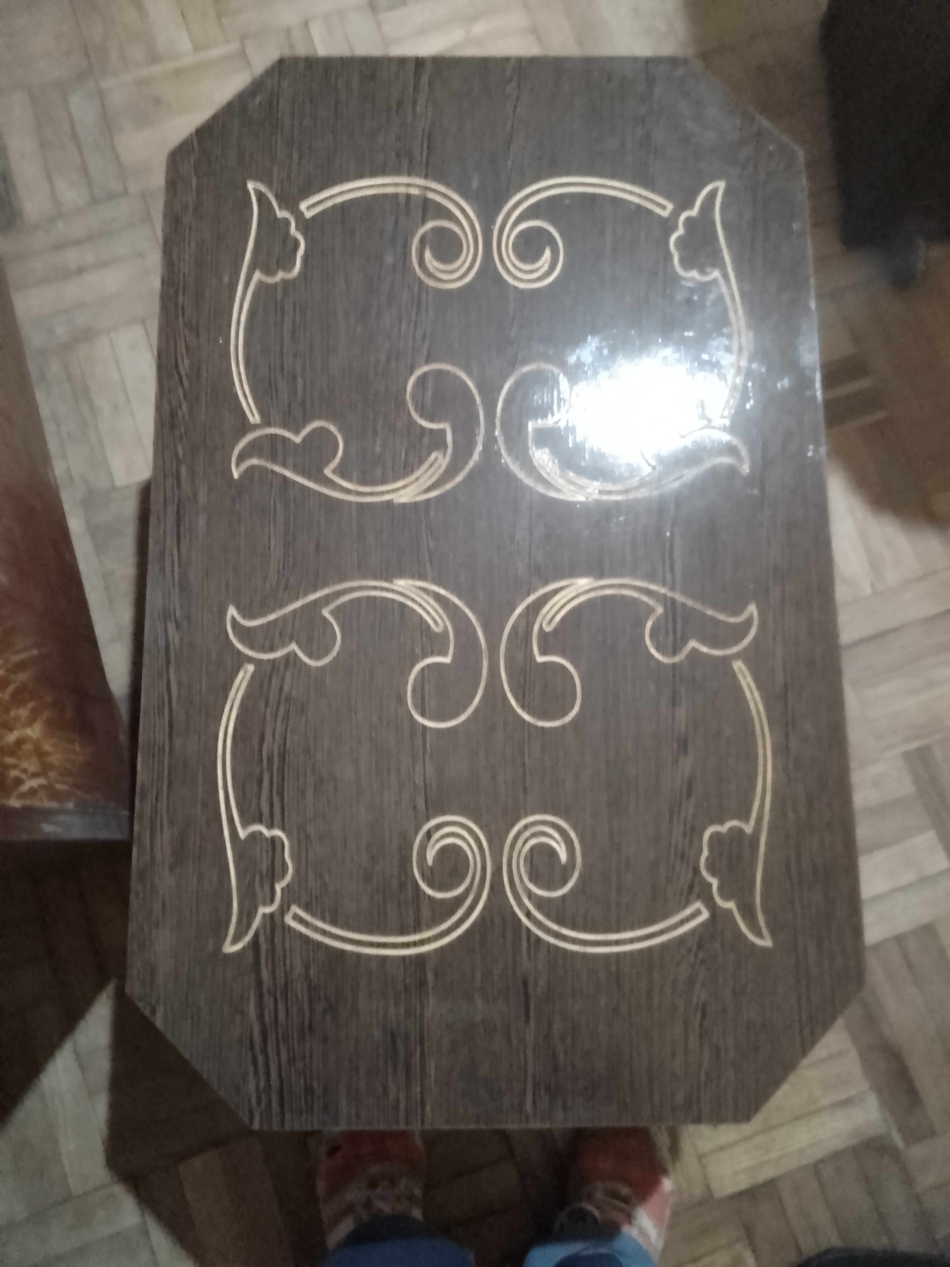 Segundo premio una mesa de madera masiso labrada en la superficie con detalles labrada a mano de color marrón caoba