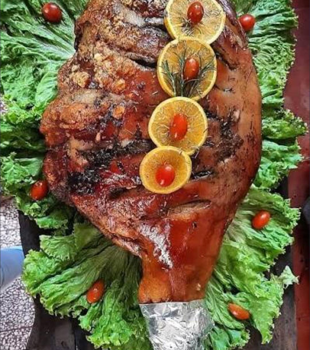 Pernil de 8 kg + salsas + pancitos